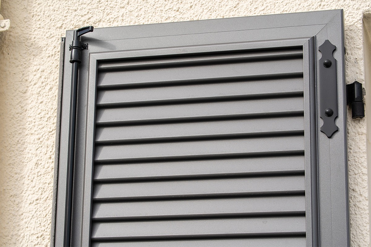 Volets battants gamme Intemporel modèle Iris - RAL2900