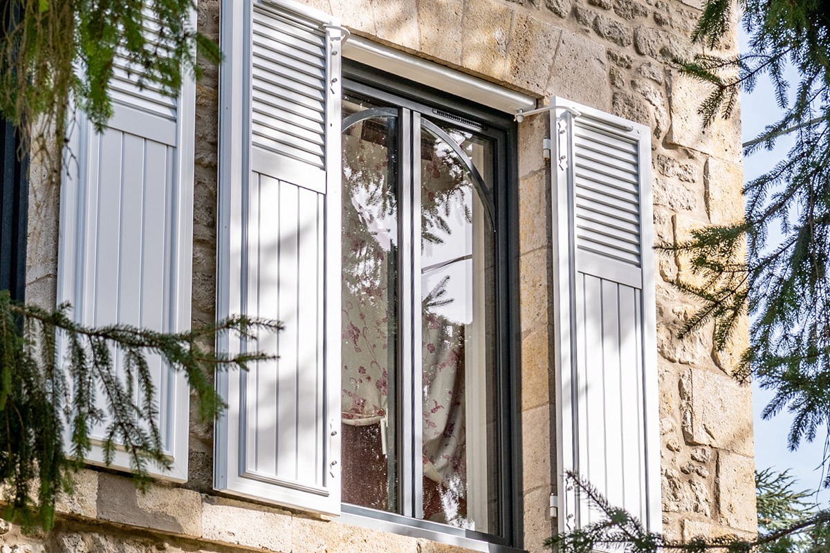 Volets battants gamme Intemporel modèle Iris - RAL9016