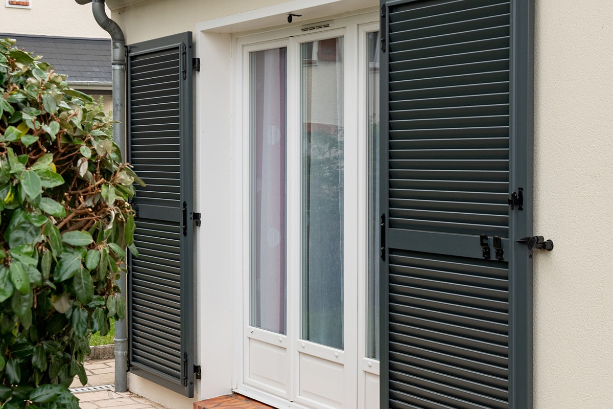 Volets battants gamme Intemporel modèle Pégase - RAL7016