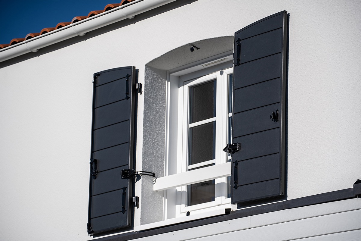 Volets battants gamme Intemporelle modèle Triton - RAL2100