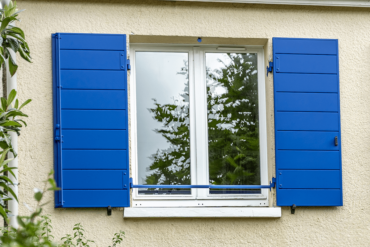 Volets battants gamme Intemporelle modèle Triton - RAL5002