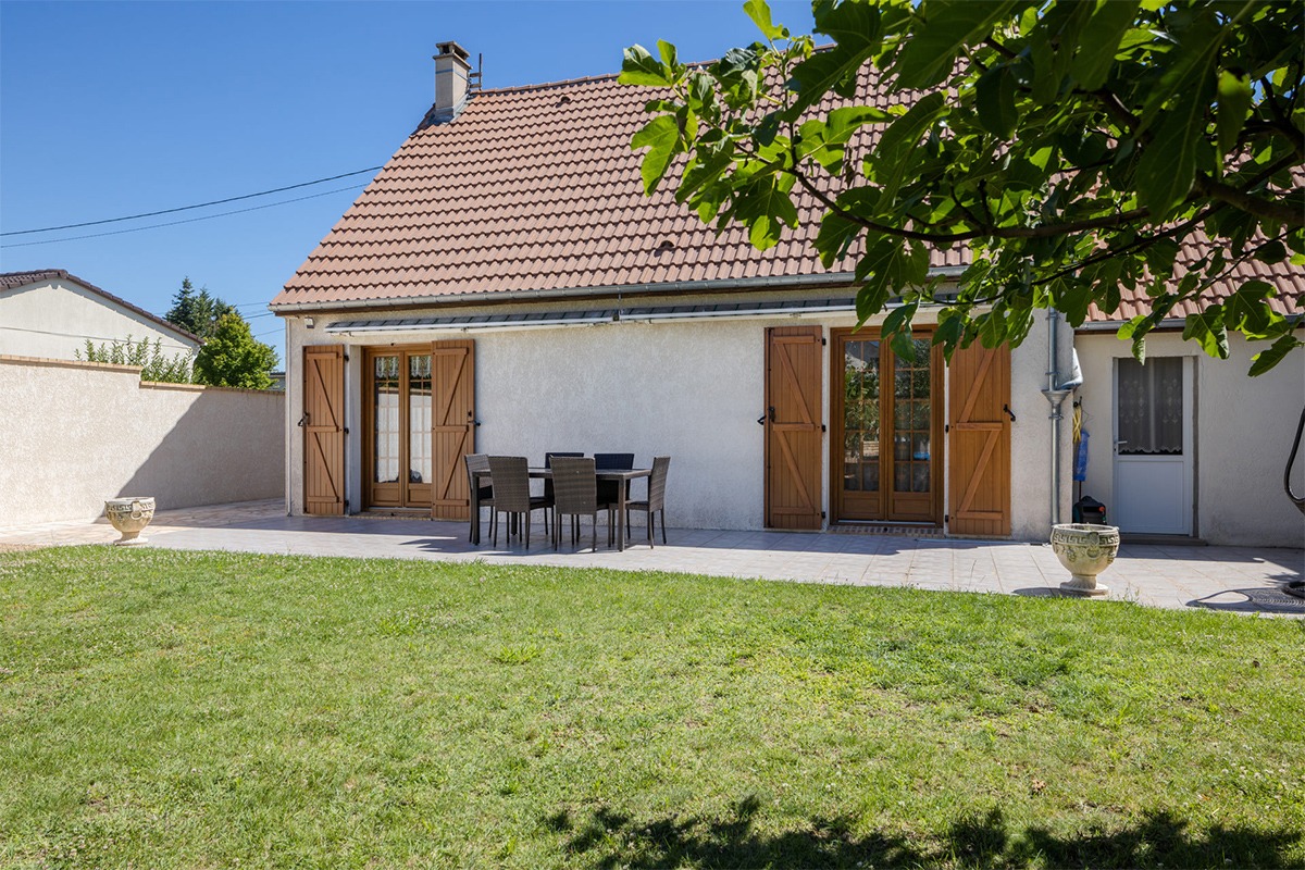 Volets battants gamme Intemporel modèle Zeus - Chêne ambré