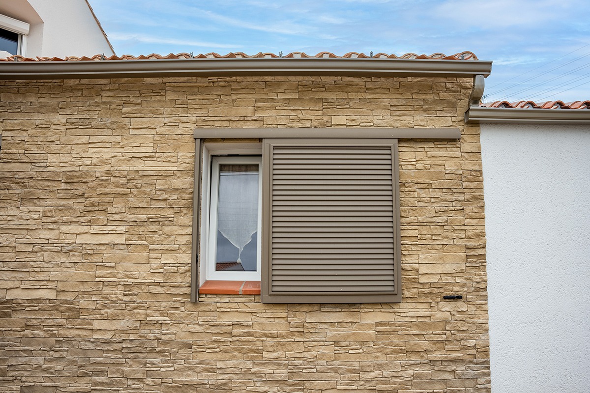 Volets coulissants gamme Élégance modèle Grenat - RAL7006