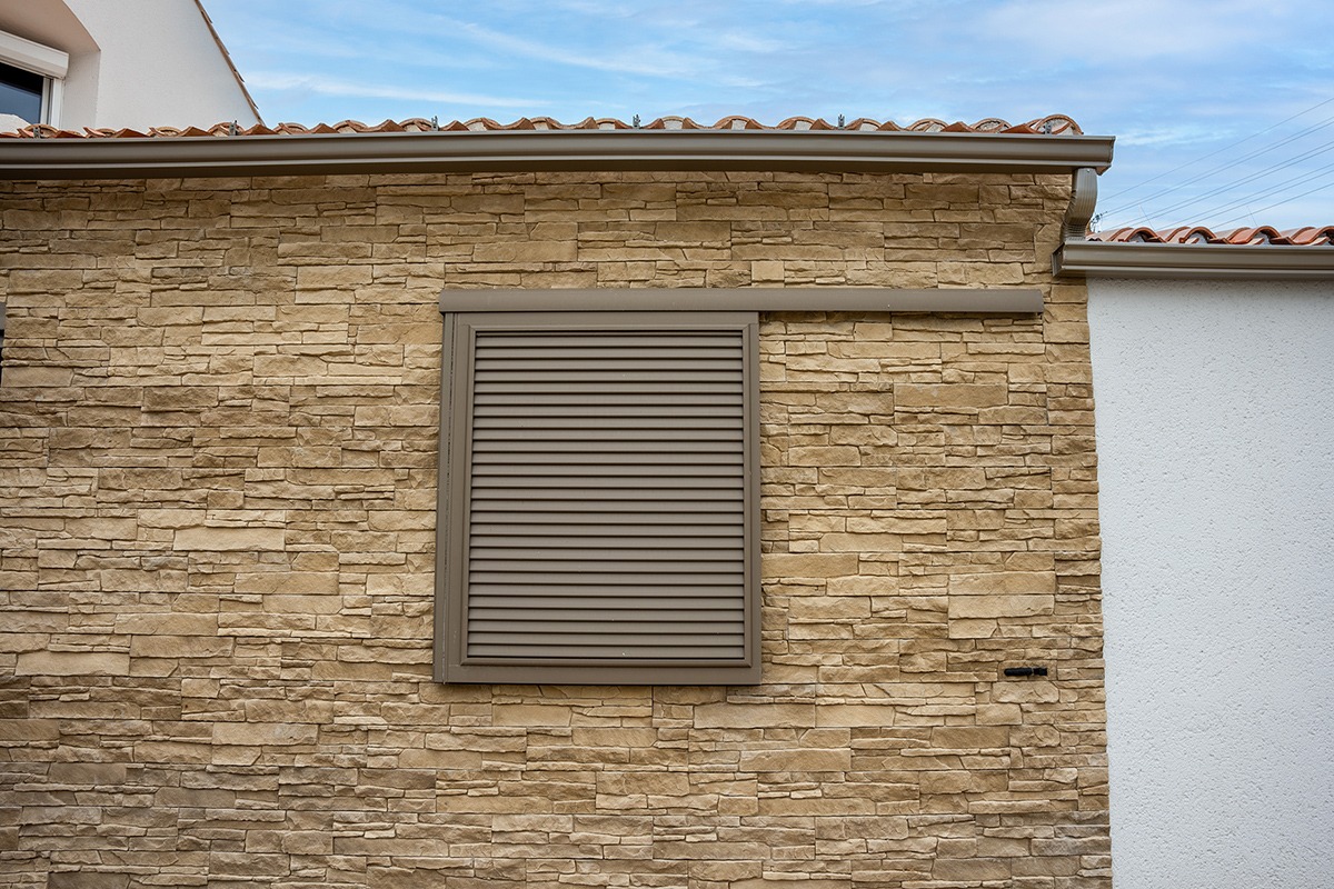 Volets coulissants gamme Élégance modèle Grenat - RAL7006