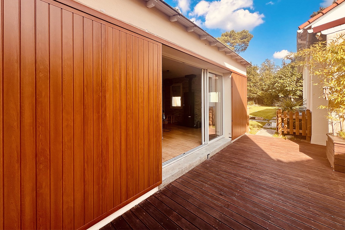 Volets coulissants gamme Élégance modèle Rubis - Chêne ambré