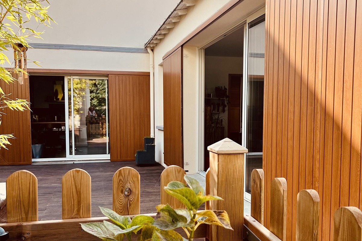 Volets coulissants gamme Élégance modèle Rubis - Chêne ambré