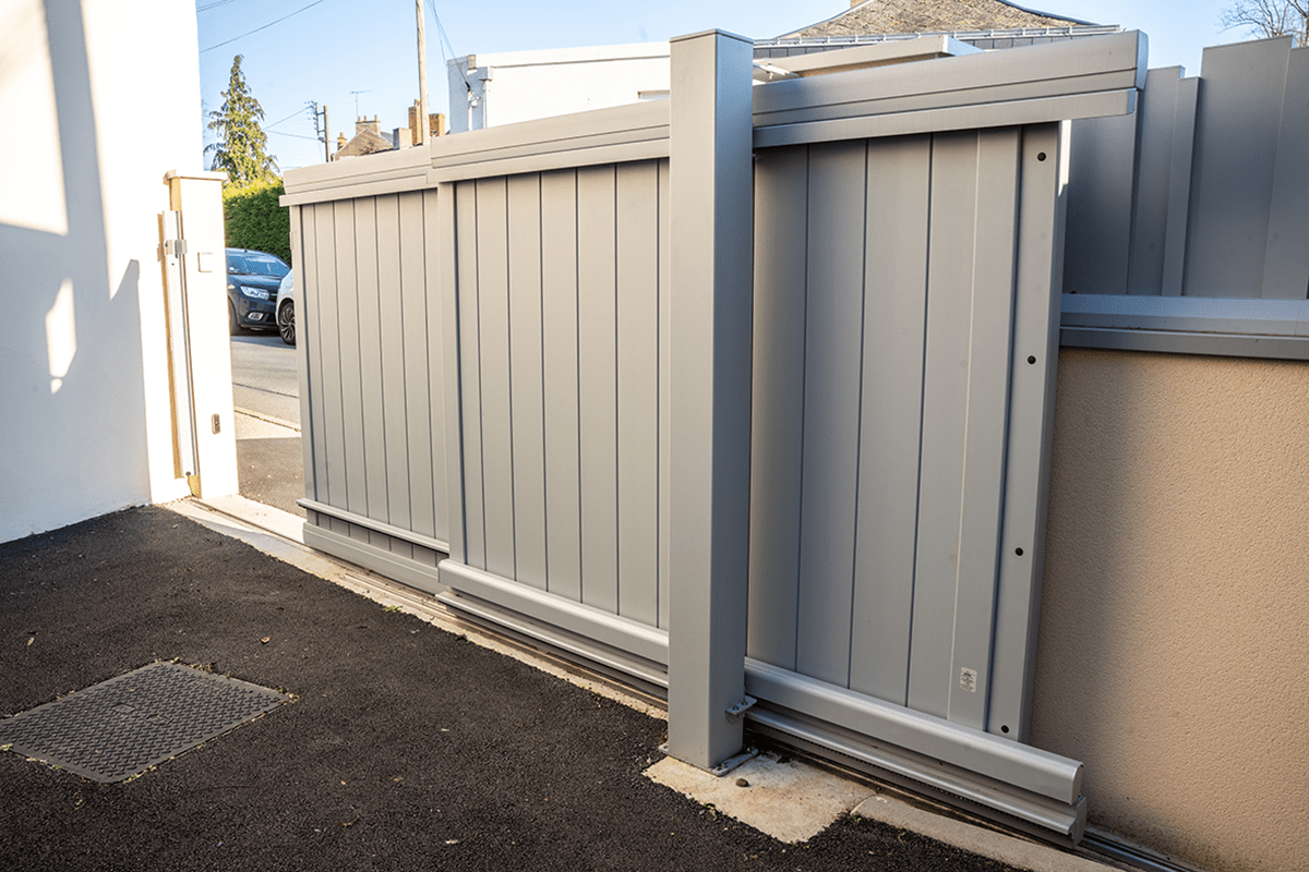 Motorisation portail coulissant intégré au poteau de guidage CI24