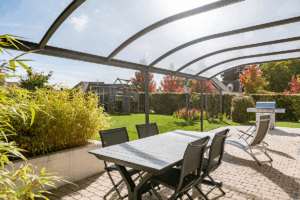 Lire la suite à propos de l’article Abri de terrasse : une vraie pièce à vivre à l&rsquo;extérieur !