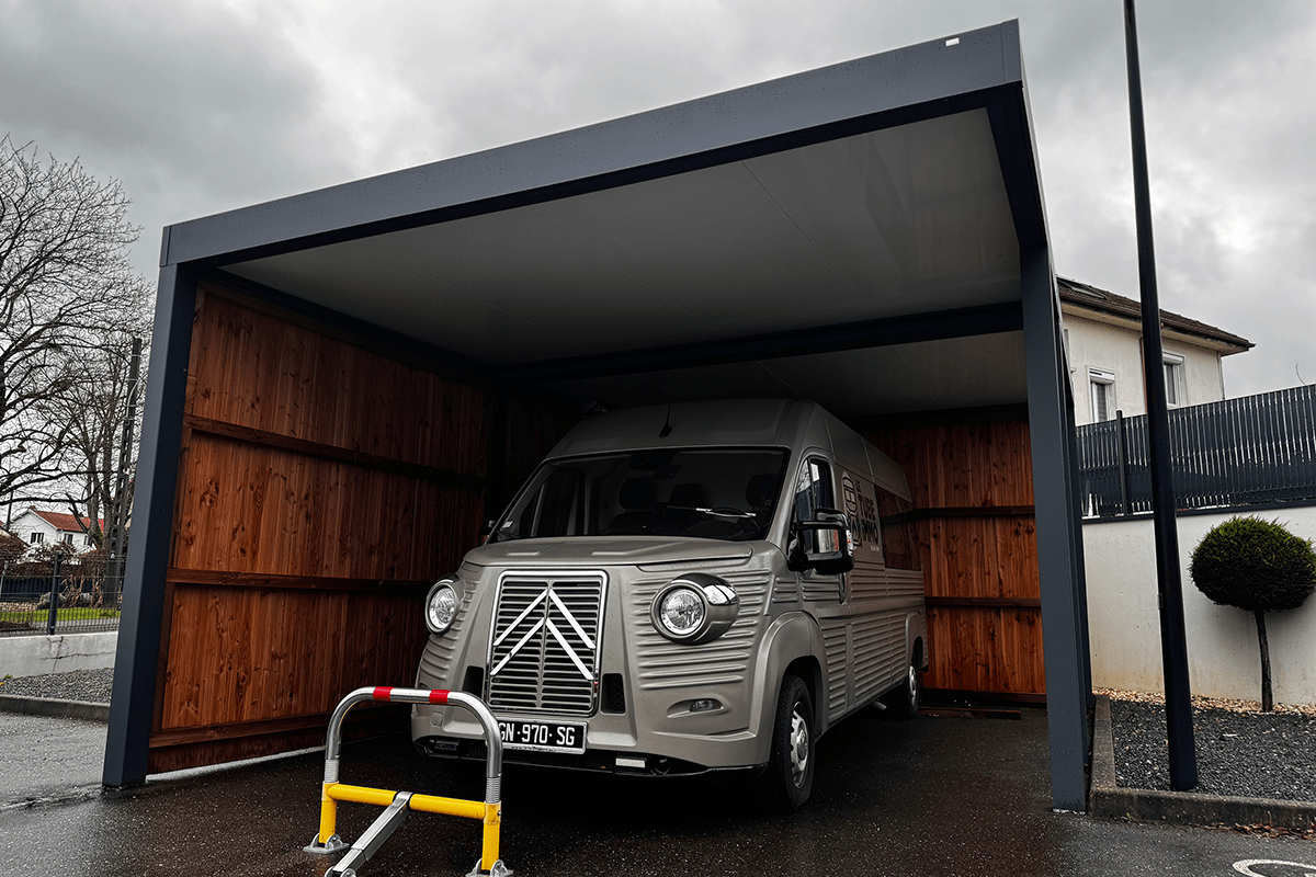 Pergola bioclimatique pour abriter une voiture