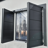 Motorisation discrète avec les bras motorisés quasi invisibles et laqués à la teinte des volets